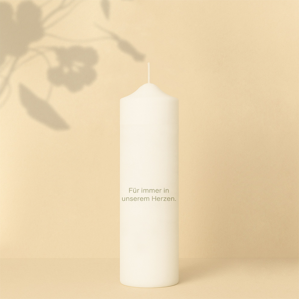 Personalisierte Gedenkkerze mit zarten Blumen in Naturfarben – ein stilvolles, warmes Design zum liebevollen Gedenken.