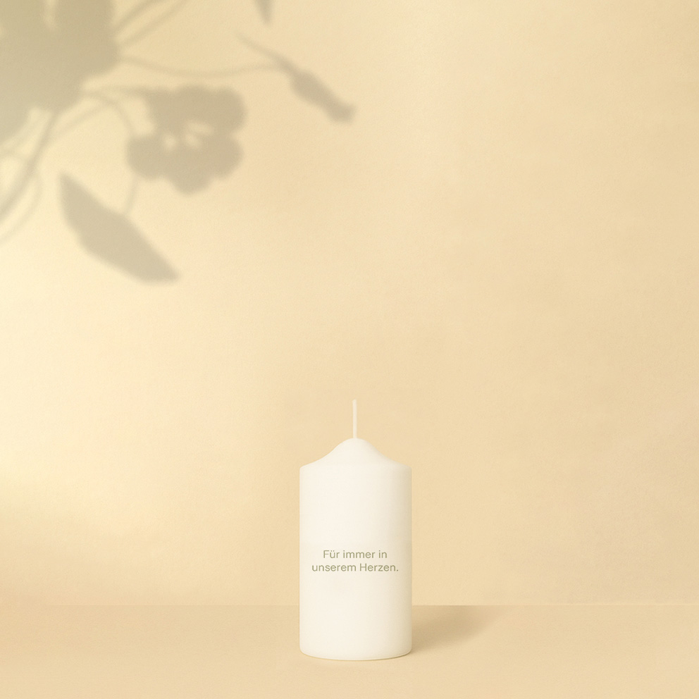 Personalisierte Gedenkkerze mit zarten Blumen in Naturfarben – ein stilvolles, warmes Design zum liebevollen Gedenken.