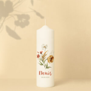 Personalisierte Gedenkkerze mit zarten Blumen in Naturfarben – ein stilvolles, warmes Design zum liebevollen Gedenken.