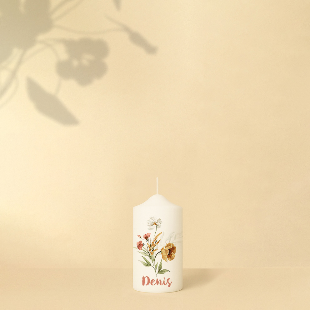 Personalisierte Gedenkkerze mit zarten Blumen in Naturfarben – ein stilvolles, warmes Design zum liebevollen Gedenken.