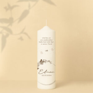 Personalisierte Gedenkkerze mit schlichtem floralen Kranz – sanftes, naturverbundenes Design mit tröstendem Spruch.