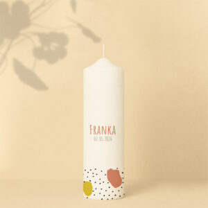 Personalisierte Lebenskerze mit modernem Punktmuster und Zitat „Sei frech, wild und wunderbar“ – farbenfroh und mutmachend.