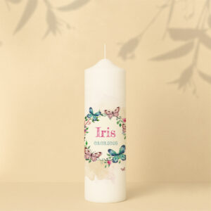 Personalisierte Lebenskerze mit Schmetterlingen in Violett und Türkis – verspieltes, lebendiges Design für besondere Anlässe.