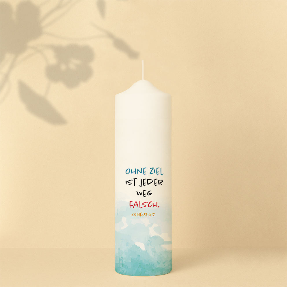 Personalisierte Lebenskerze mit Weltkugel, Blumen und Strohhut – tropisches, reiselustiges Motiv voller Lebensfreude.