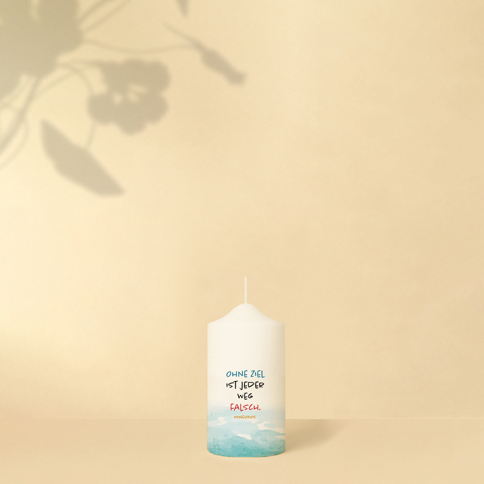 Personalisierte Lebenskerze mit Weltkugel, Blumen und Strohhut – tropisches, reiselustiges Motiv voller Lebensfreude.