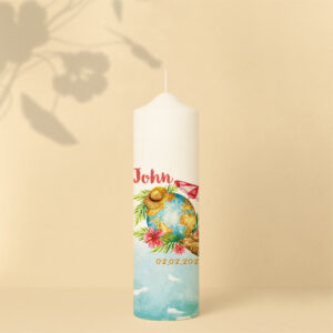 Personalisierte Lebenskerze mit Weltkugel, Blumen und Strohhut – tropisches, reiselustiges Motiv voller Lebensfreude.