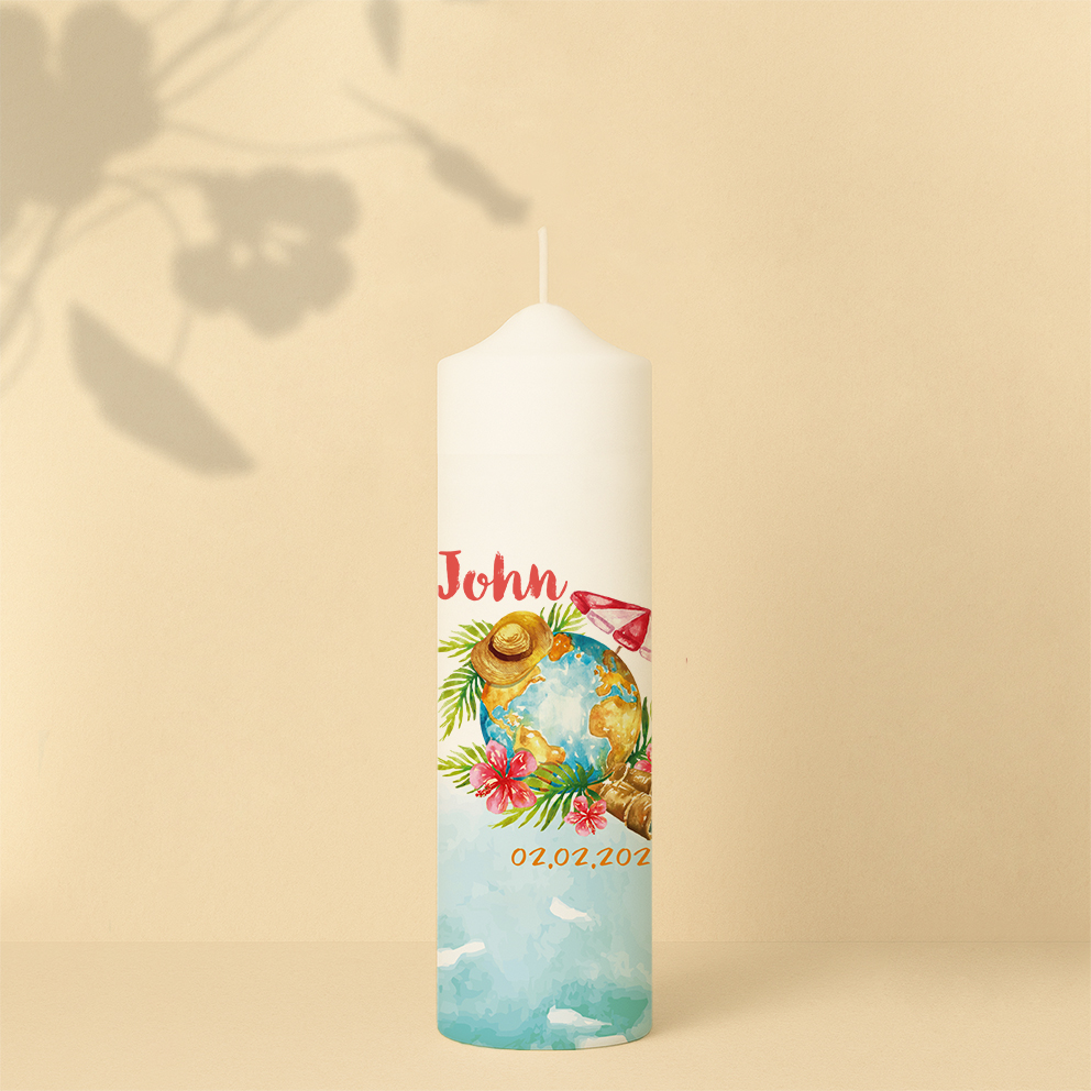 Personalisierte Lebenskerze mit Weltkugel, Blumen und Strohhut – tropisches, reiselustiges Motiv voller Lebensfreude.