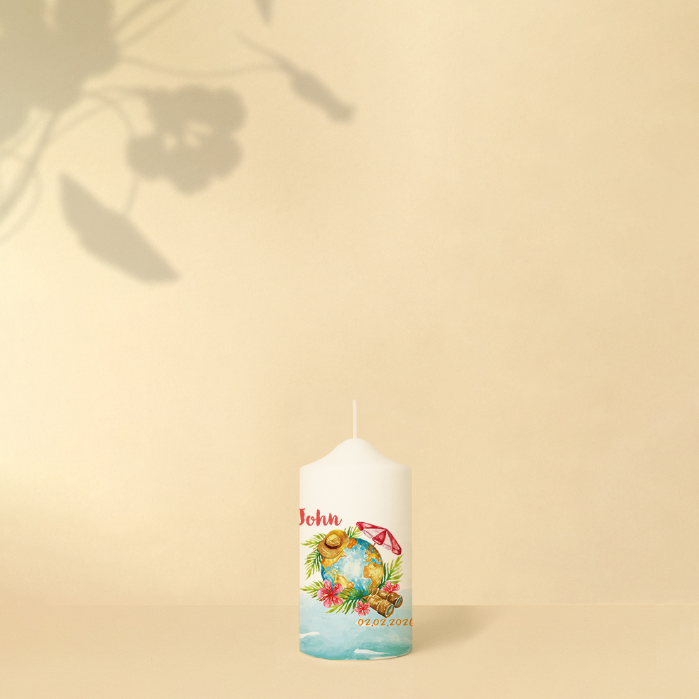Personalisierte Lebenskerze mit Weltkugel, Blumen und Strohhut – tropisches, reiselustiges Motiv voller Lebensfreude.