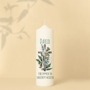 Personalisierte Gedenkkerze mit Kreuz und grünen Zweigen – stilvolles christliches Motiv als Zeichen des Trostes und der Hoffnung.