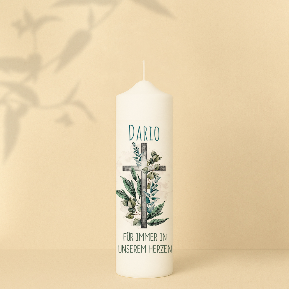 Personalisierte Gedenkkerze mit Kreuz und grünen Zweigen – stilvolles christliches Motiv als Zeichen des Trostes und der Hoffnung.