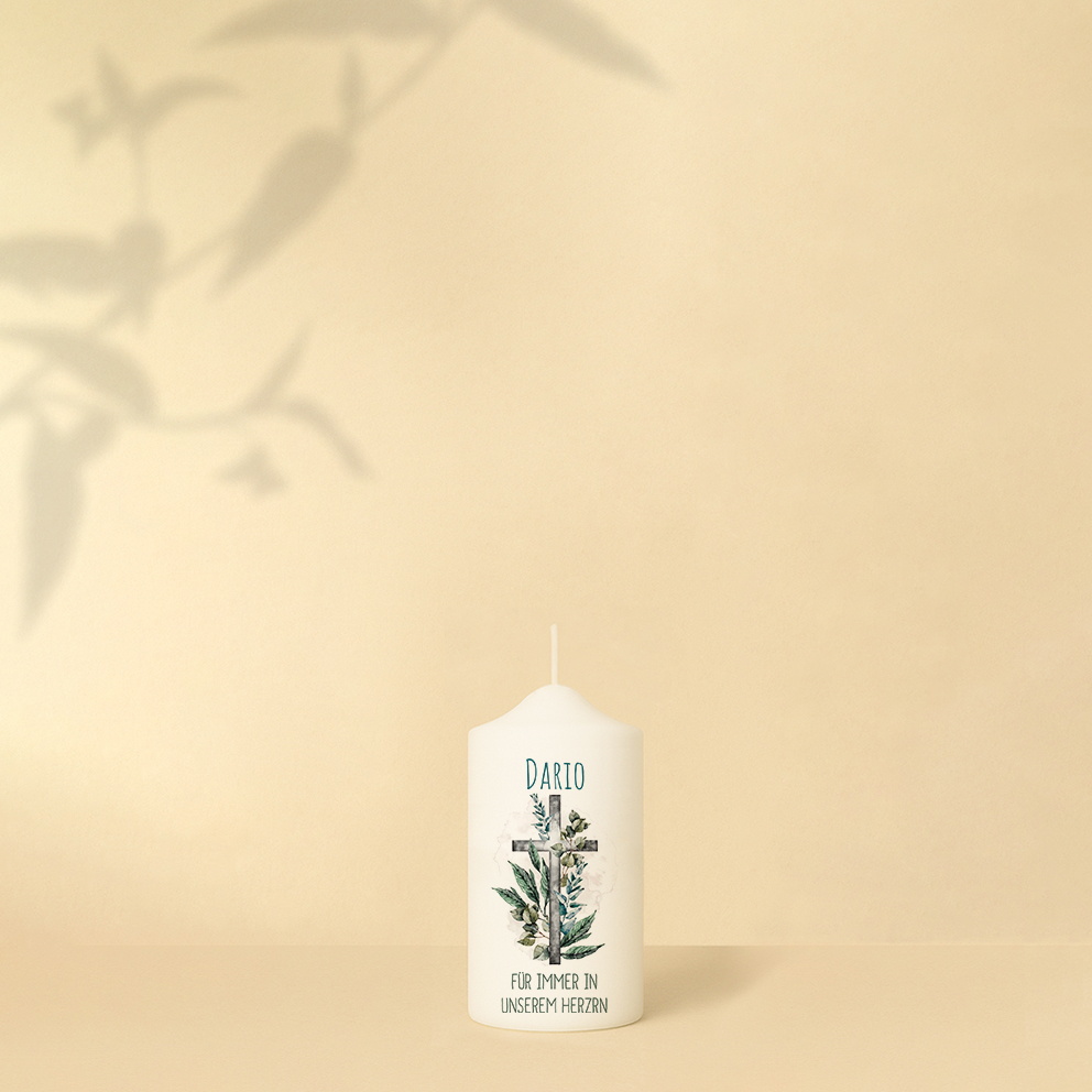 Personalisierte Gedenkkerze mit Kreuz und grünen Zweigen – stilvolles christliches Motiv als Zeichen des Trostes und der Hoffnung.