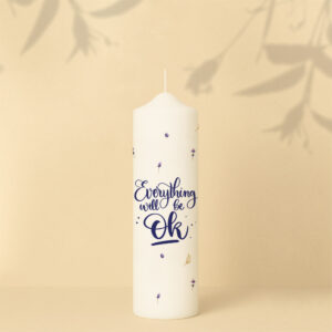 Personalisierte Lebenskerze mit feinen Lavendelblüten und Spruch „Everything will be ok“ – beruhigend, schlicht und hoffnungsvoll.