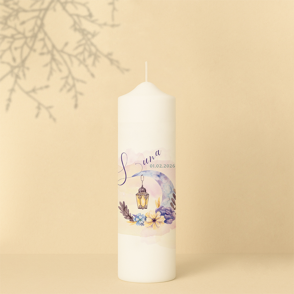 Personalisierte Lebenskerze mit sanften Mond- und Sternmotiven in Pastelltönen – liebevolles Design für Geburt oder Taufe.