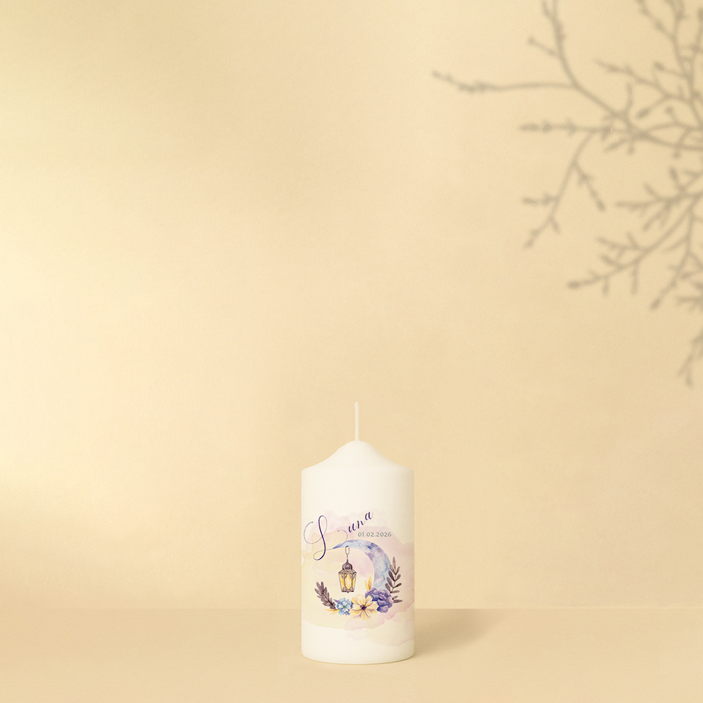 Personalisierte Lebenskerze mit sanften Mond- und Sternmotiven in Pastelltönen – liebevolles Design für Geburt oder Taufe.