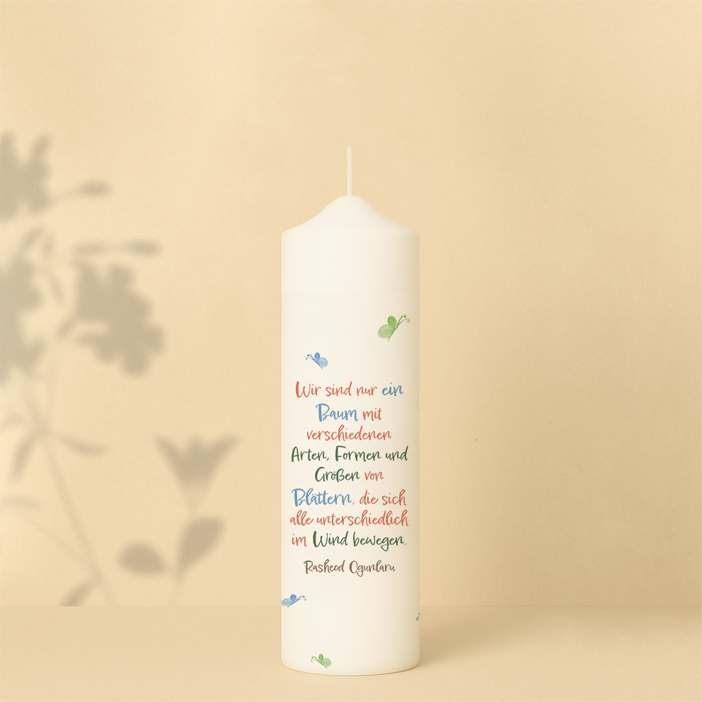 Personalisierte Lebenskerze mit ruhigem Baum-Motiv umringt von Schmetterlingen – friedlich und idyllisch.