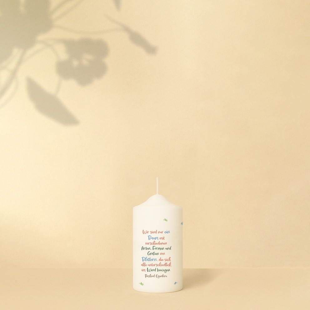 Personalisierte Lebenskerze mit ruhigem Baum-Motiv umringt von Schmetterlingen – friedlich und idyllisch.