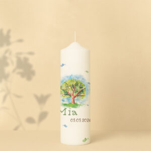 Personalisierte Lebenskerze mit ruhigem Baum-Motiv umringt von Schmetterlingen – friedlich und idyllisch.