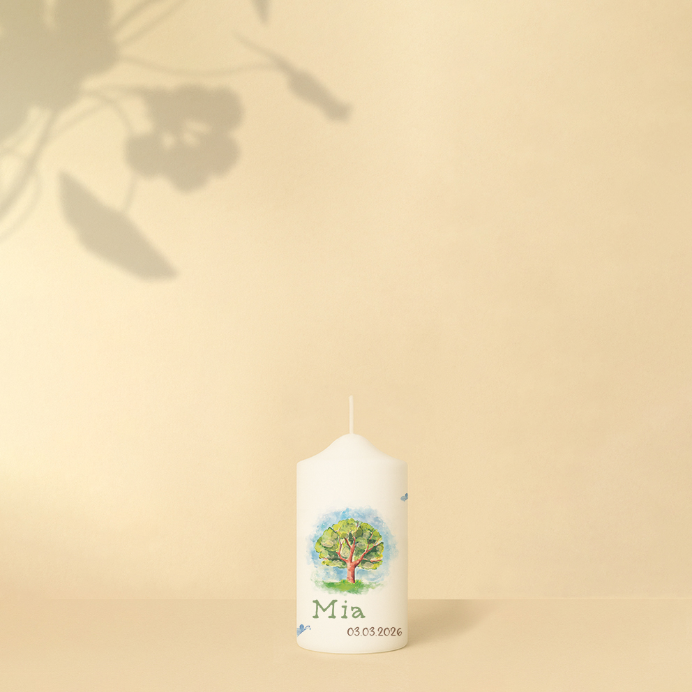 Personalisierte Lebenskerze mit ruhigem Baum-Motiv umringt von Schmetterlingen – friedlich und idyllisch.
