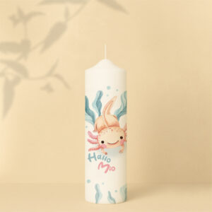 Willkommenskerze mit Axolotl, Luftblasen, Algen und Name darunter – personalisiert und in zwei Größen erhältlich.