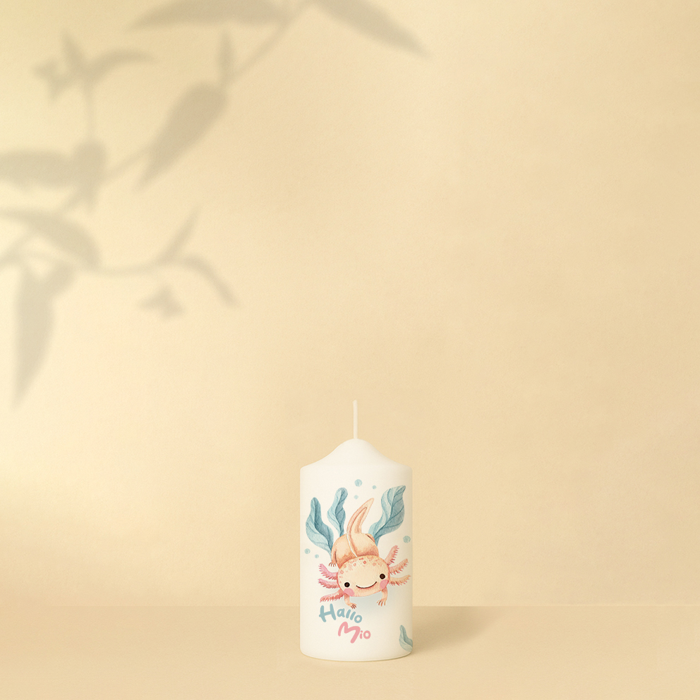 Willkommenskerze mit Axolotl, Luftblasen, Algen und Name darunter – personalisiert und in zwei Größen erhältlich.