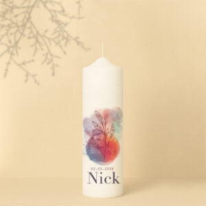 Personalisierte Lebenskerze mit fröhlichen Farbflächen und modernem Schriftzug – schlicht, klar und ausdrucksstark zugleich.