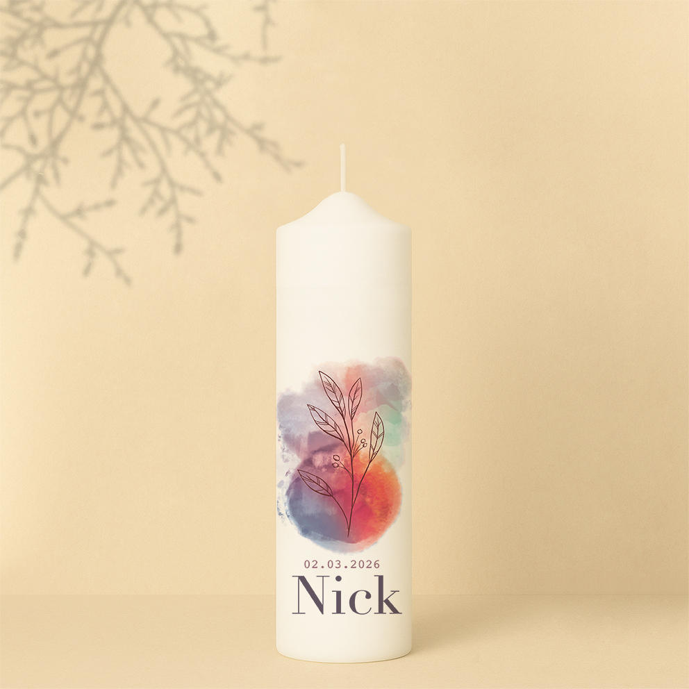 Personalisierte Lebenskerze mit fröhlichen Farbflächen und modernem Schriftzug – schlicht, klar und ausdrucksstark zugleich.
