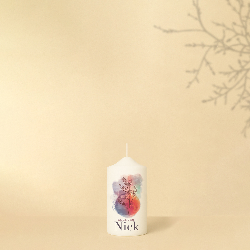 Personalisierte Lebenskerze mit fröhlichen Farbflächen und modernem Schriftzug – schlicht, klar und ausdrucksstark zugleich.