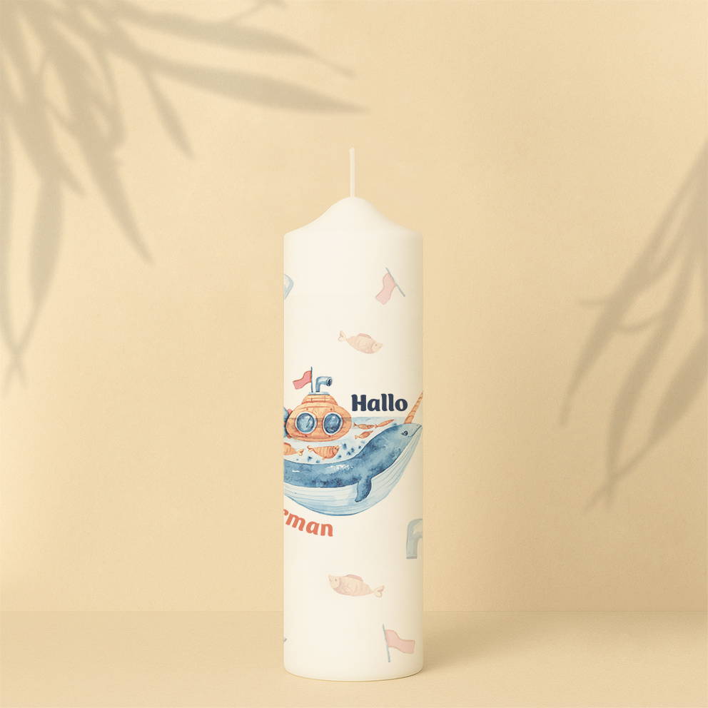 Willkommenskerze mit Wal, Fische, U-Boot, Fahne, Fernglas, Text und Name – personalisiert und in zwei Größen erhältlich.