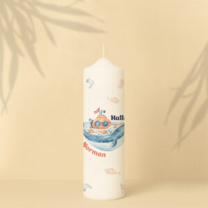 Willkommenskerze mit Wal, Fische, U-Boot, Fahne, Fernglas, Text und Name – personalisiert und in zwei Größen erhältlich.