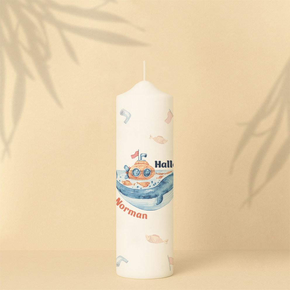 Willkommenskerze mit Wal, Fische, U-Boot, Fahne, Fernglas, Text und Name – personalisiert und in zwei Größen erhältlich.