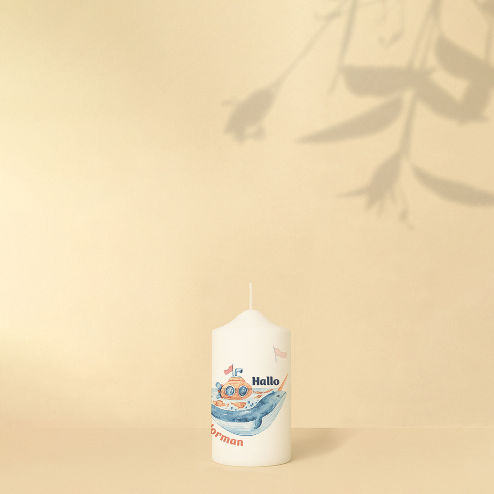 Willkommenskerze mit Wal, Fische, U-Boot, Fahne, Fernglas, Text und Name – personalisiert und in zwei Größen erhältlich.