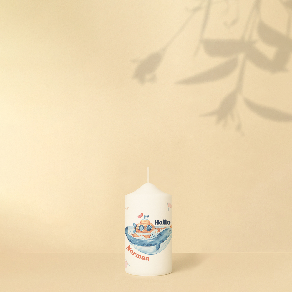 Willkommenskerze mit Wal, Fische, U-Boot, Fahne, Fernglas, Text und Name – personalisiert und in zwei Größen erhältlich.