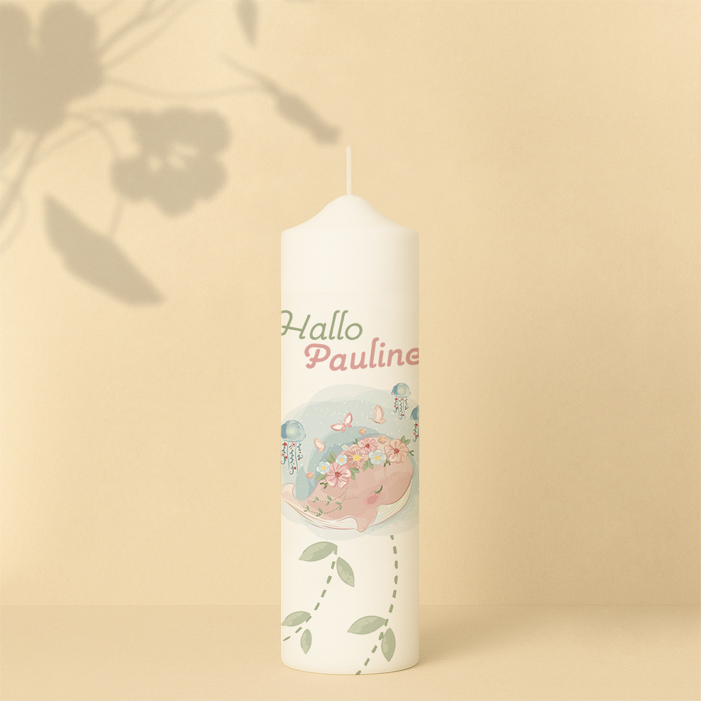 Willkommenskerze mit Wal, Blumenkranz, Schmetterlingen, Quallen, blauem Hintergrund und Name – personalisiert und in zwei Größen erhältlich.