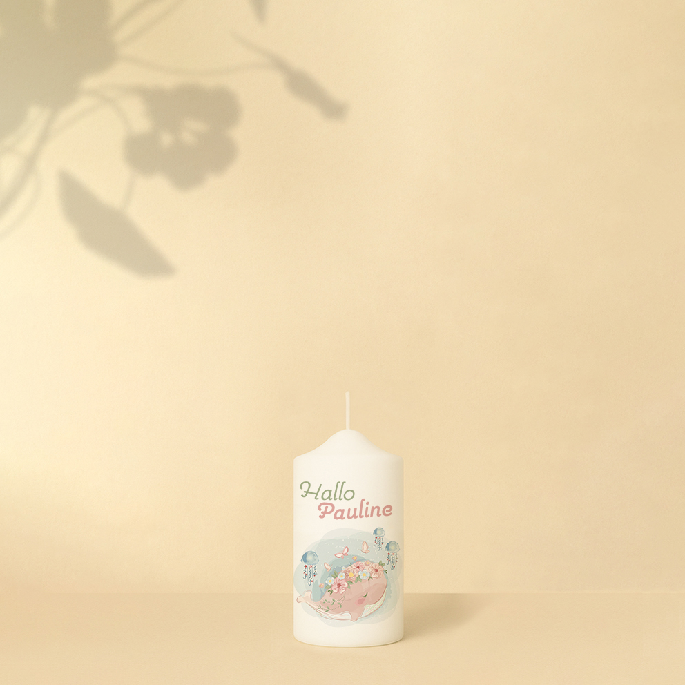Willkommenskerze mit Wal, Blumenkranz, Schmetterlingen, Quallen, blauem Hintergrund und Name – personalisiert und in zwei Größen erhältlich.
