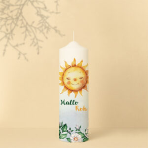 Willkommenskerze mit Sonne, Blumen, Blättern, blauem Verlauf und Name – personalisiert und in zwei Größen erhältlich.