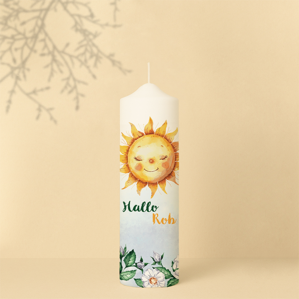 Willkommenskerze mit Sonne, Blumen, Blättern, blauem Verlauf und Name – personalisiert und in zwei Größen erhältlich.