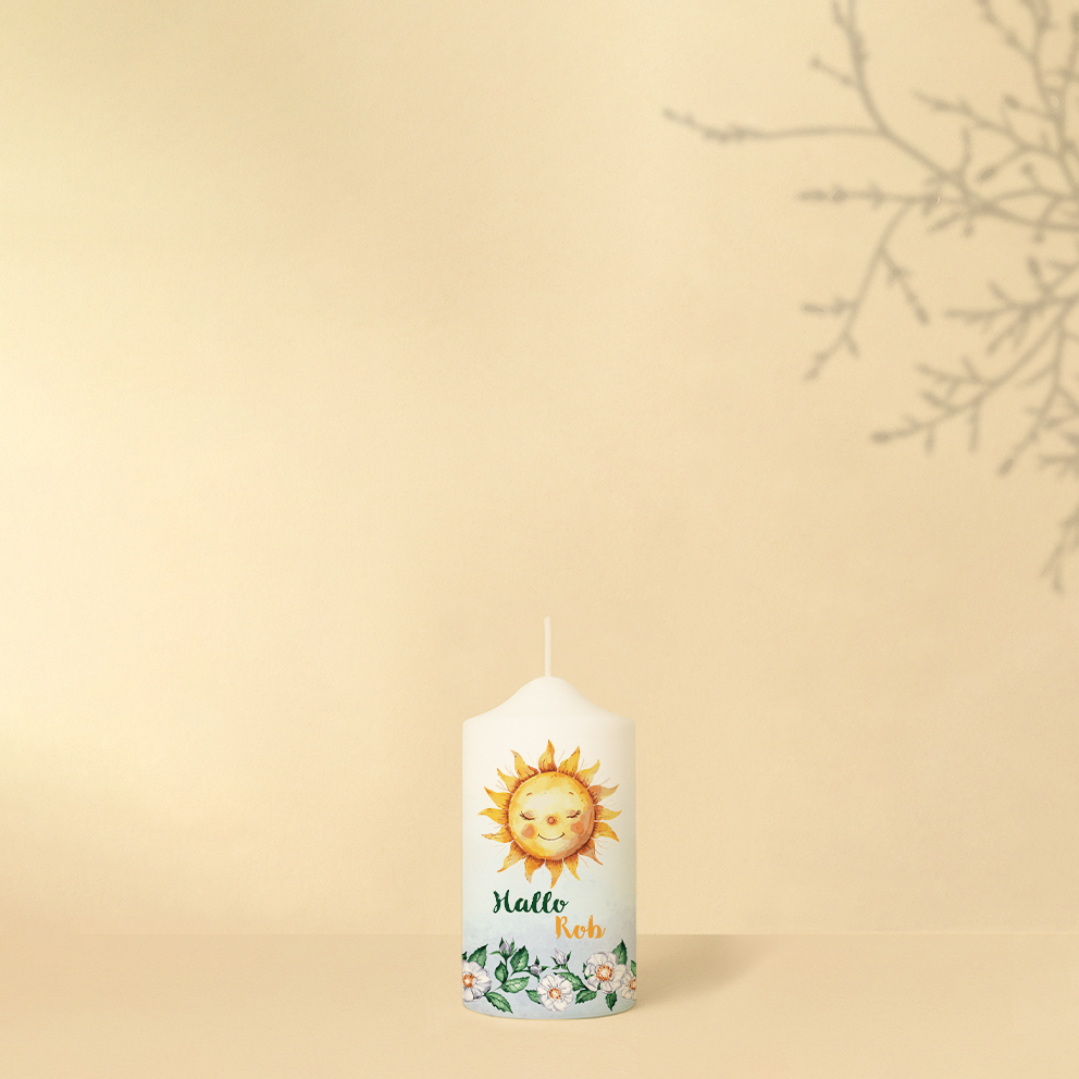 Willkommenskerze mit Sonne, Blumen, Blättern, blauem Verlauf und Name – personalisiert und in zwei Größen erhältlich.