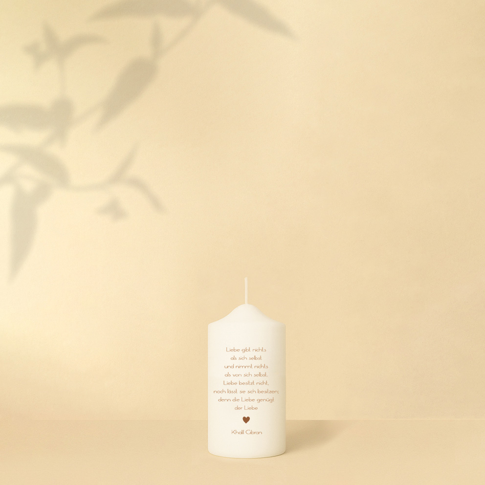 Personalisierte Hochzeitskerze mit Blütenkranz in Rosa und Goldtönen – romantisches, liebevolles Design voller Charme und Harmonie.