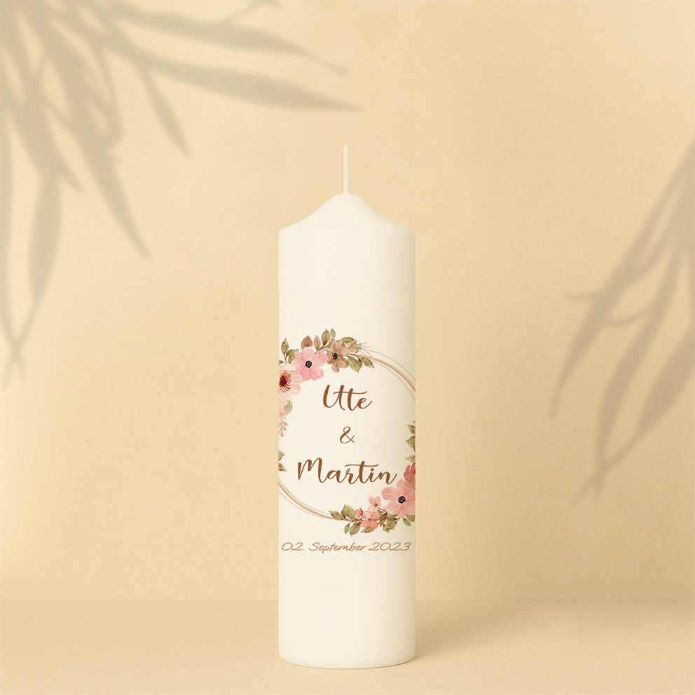 Personalisierte Hochzeitskerze mit Blütenkranz in Rosa und Goldtönen – romantisches, liebevolles Design voller Charme und Harmonie.