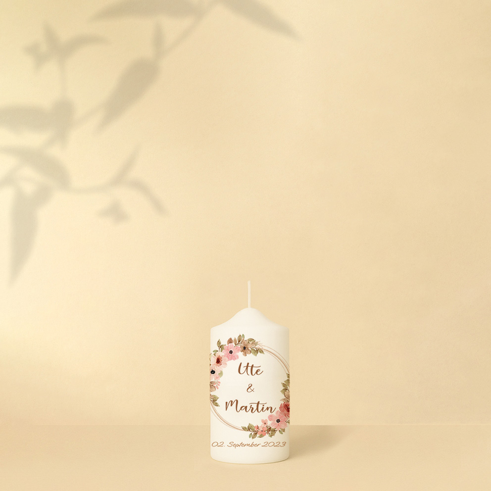 Personalisierte Hochzeitskerze mit Blütenkranz in Rosa und Goldtönen – romantisches, liebevolles Design voller Charme und Harmonie.