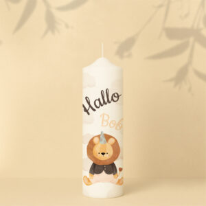 Willkommenskerze mit Wolken, Kuscheltier-Löwe und Text – personalisiert und in zwei Größen erhältlich.
