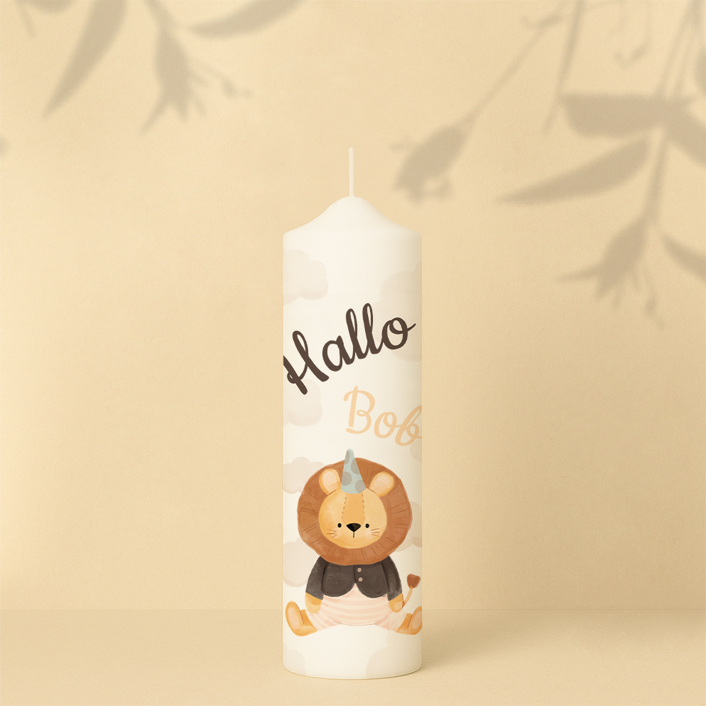 Willkommenskerze mit Wolken, Kuscheltier-Löwe und Text – personalisiert und in zwei Größen erhältlich.