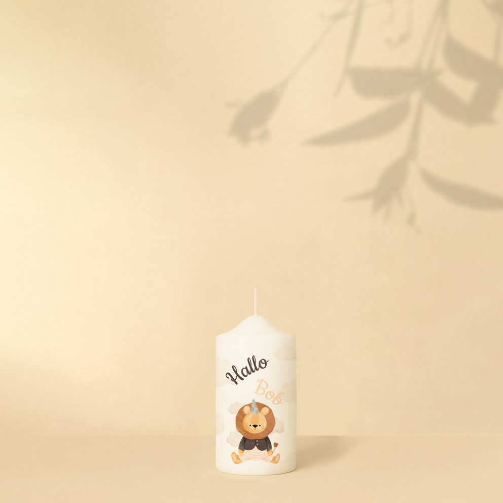 Willkommenskerze mit Wolken, Kuscheltier-Löwe und Text – personalisiert und in zwei Größen erhältlich.