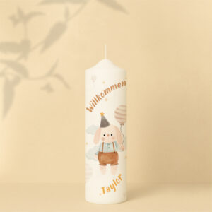 Willkommenskerze mit Kuscheltier-Hasen, Luftballon, Wolken, Sternen, Text und Name – personalisiert und in zwei Größen erhältlich.