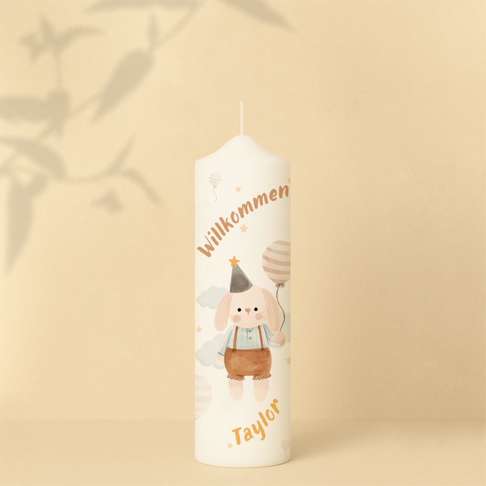 Willkommenskerze mit Kuscheltier-Hasen, Luftballon, Wolken, Sternen, Text und Name – personalisiert und in zwei Größen erhältlich.