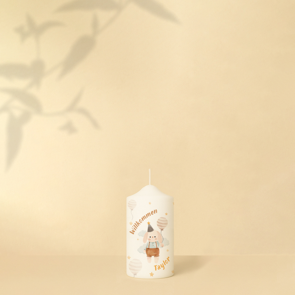 Willkommenskerze mit Kuscheltier-Hasen, Luftballon, Wolken, Sternen, Text und Name – personalisiert und in zwei Größen erhältlich.