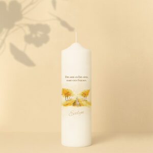 Personalisierte Gedenkkerze mit goldenem Weg und Bäumen – zartes, hoffnungsvolles Design mit dem Spruch „Die am Ziel sind, haben den Frieden“.