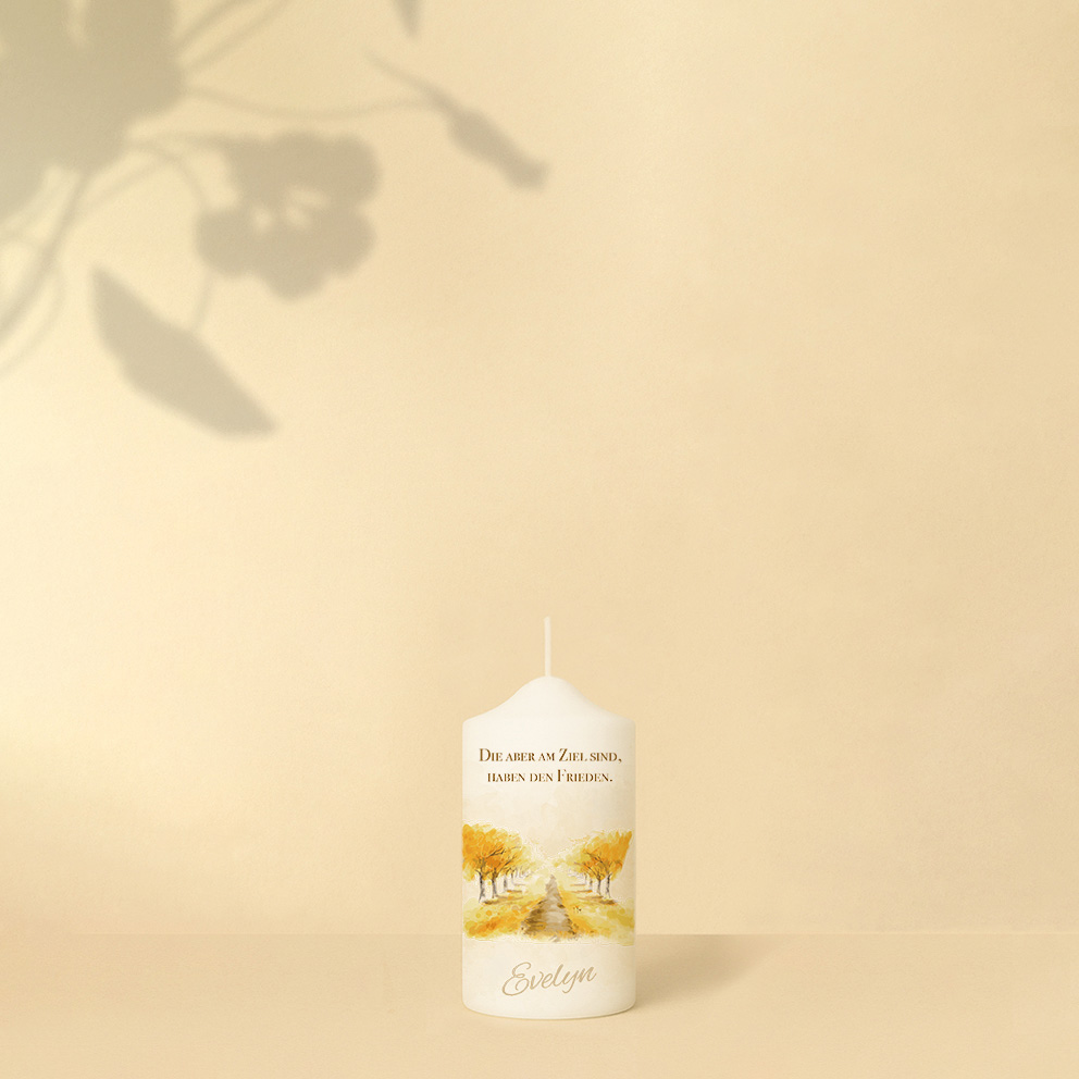 Personalisierte Gedenkkerze mit goldenem Weg und Bäumen – zartes, hoffnungsvolles Design mit dem Spruch „Die am Ziel sind, haben den Frieden“.