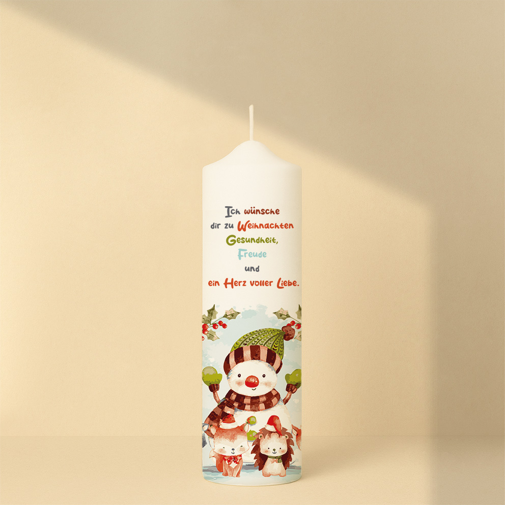 Weihnachtskerze mit fröhlichem Schneemann in Rot-Grün und liebevollem Weihnachtsspruch – festlich und farbenfroh.