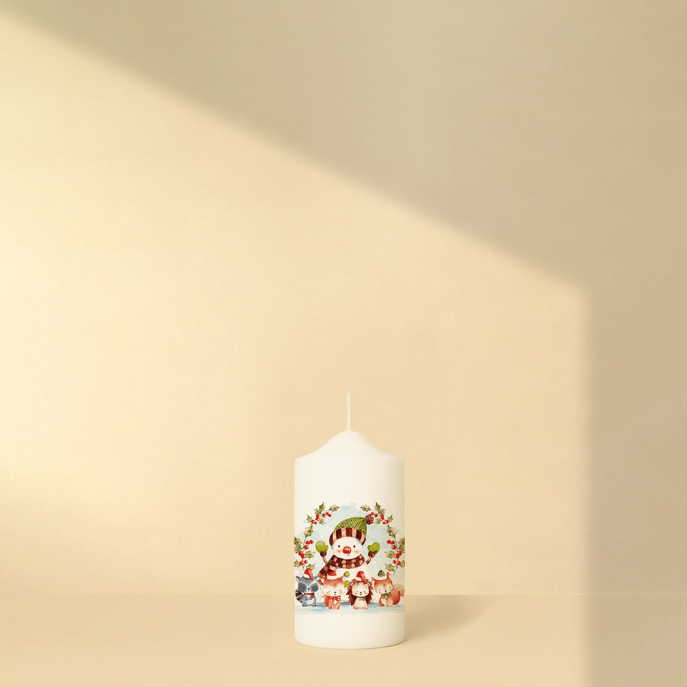 Weihnachtskerze mit fröhlichem Schneemann in Rot-Grün und liebevollem Weihnachtsspruch – festlich und farbenfroh.